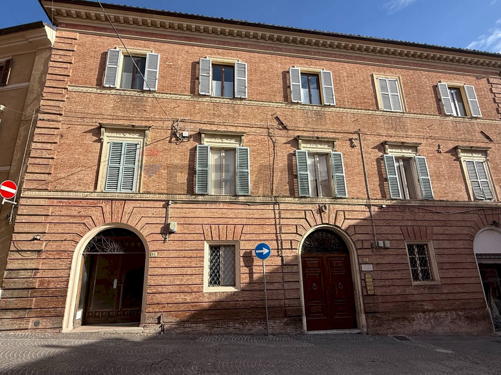 Edificio all\'aperto - Commercial Premises via Cialdini
 
83, Fabriano - photo 2