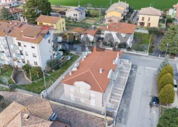 Edificio all\'aperto - Three-room apartment via po
 
1113, Ostra - photo 4