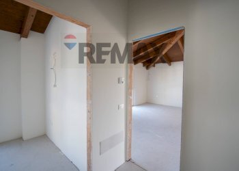 Hall / corridoio - Three-room apartment via po
 
1113, Ostra - photo 68