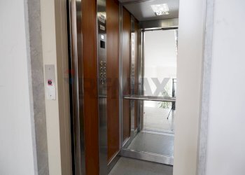 Hall / corridoio - Office Via Ferrarecce
110, Caserta - photo 8