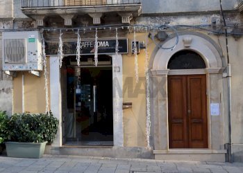 Edificio all\'aperto - Locale Commerciale p.zza Duomo
 
4, Chiaramonte Gulfi - foto 4