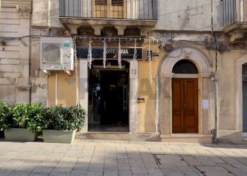 Edificio all\'aperto - Locale Commerciale p.zza Duomo
 
4, Chiaramonte Gulfi - foto 11