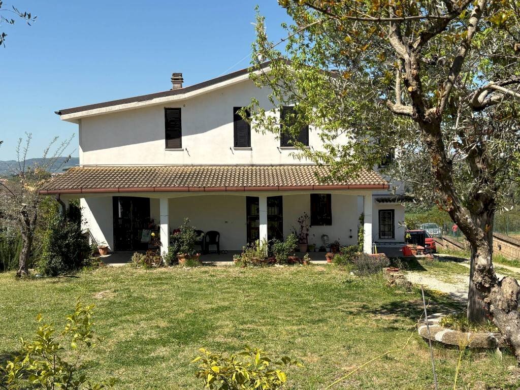 Facciata - Villa via dell'Arci, 23, Fara in Sabina - foto 1