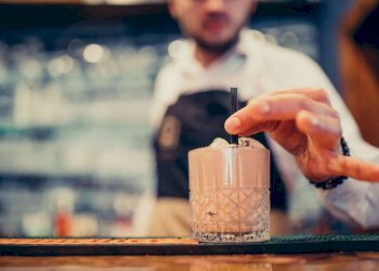 un-bel-barista-che-fa-drink-e-cocktail-al-bancone_ - Bar Tavola Calda - Fredda Recco - foto 5