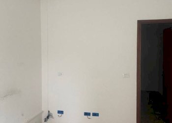 Stanza non arredata - Negozio via Sebastiano Serlio, 30, Bologna (zona Bolognina) - foto 2