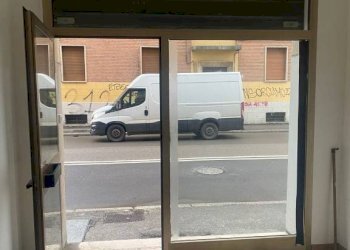 Interno non residenziale - Negozio via Sebastiano Serlio, 30, Bologna (zona Bolognina) - foto 5