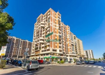 facciata - Ufficio Via Camillo Rosalba  49, Bari (zona Poggiofranco) - foto 1