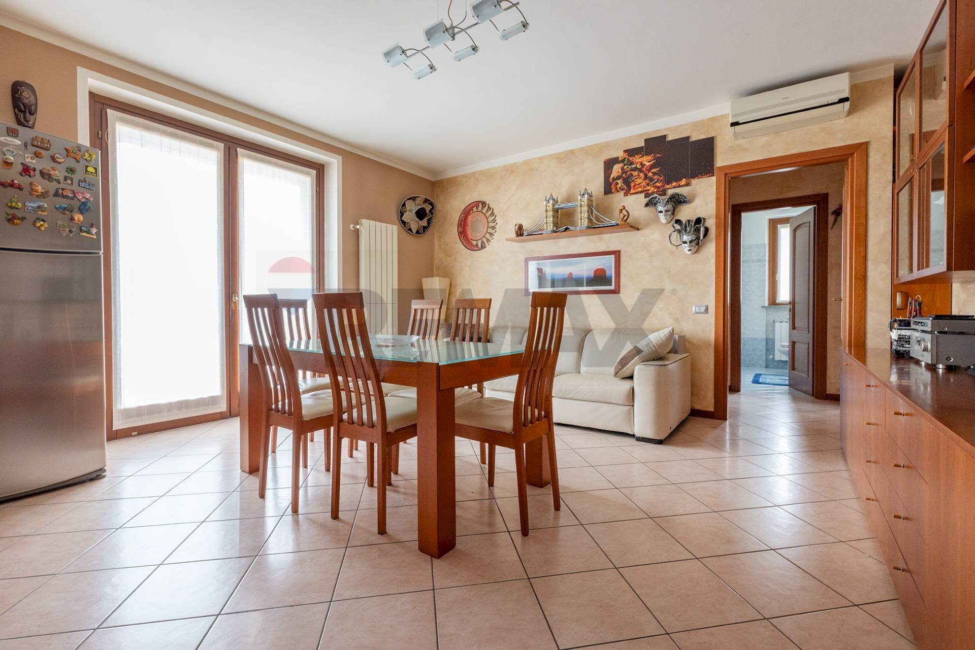 Sala da pranzo - Trilocale via Vittorio Veneto
 
5/b, Biandronno - foto 2