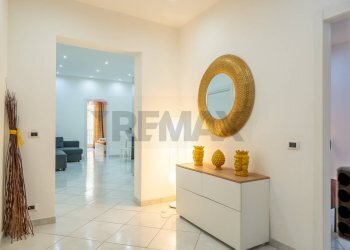 sala d\'ingresso con accesso su ampio living arredato - Appartamento Vicolo dei Calzonai
 
13, Palermo - foto 1