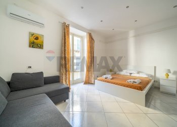 Camera con letto matrimoniale e divano letto due posti - Appartamento Vicolo dei Calzonai
 
13, Palermo - foto 2