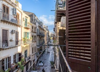 Balcone con vista su Via Chiavettieri - Appartamento Vicolo dei Calzonai
 
13, Palermo - foto 3