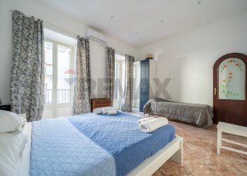 Camera con letto matrimoniale e letto singolo - Appartamento Vicolo dei Calzonai
 
13, Palermo - foto 4