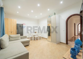 Living con zona pranzo e divano letto due posti - Appartamento Vicolo dei Calzonai
 
13, Palermo - foto 5