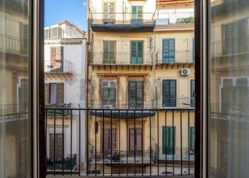 Ampio Balcone con vista su Via Chiavettieri - Appartamento Vicolo dei Calzonai
 
13, Palermo - foto 6