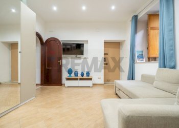 Living con divetto letto due posti, TV a parete e zona pranzo - Appartamento Vicolo dei Calzonai
 
13, Palermo - foto 12