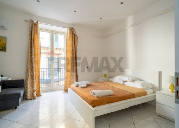 Camera con letto matrimoniale e divano letto due posti - Appartamento Vicolo dei Calzonai
 
13, Palermo - foto 15