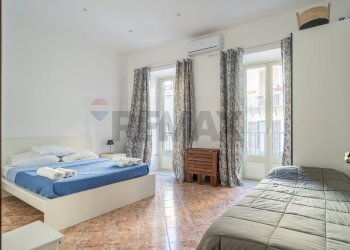 Camera con letto matrimoniale e letto singolo con affaccio su ampio balcone - Appartamento Vicolo dei Calzonai
 
13, Palermo - foto 16