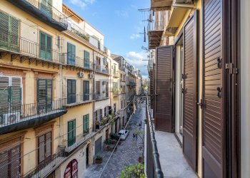 Vista panoramica dal balcone - Appartamento Vicolo dei Calzonai
 
13, Palermo - foto 48