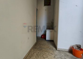 Hall / corridoio - Locale Commerciale Via Timoleone
 
82C, Catania - foto 7