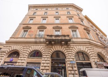 Edificio all\'aperto - Negozio Via di Pie' di Marmo
 
2, Roma - foto 1