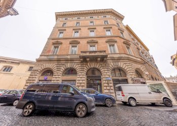 Edificio all\'aperto - Negozio Via di Pie' di Marmo
 
2, Roma - foto 2