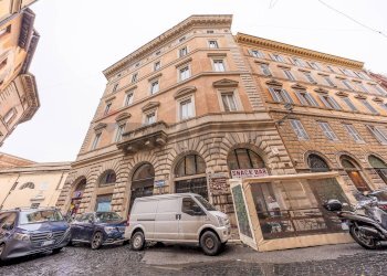 Edificio all\'aperto - Negozio Via di Pie' di Marmo
 
2, Roma - foto 3