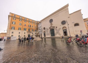 Edificio all\'aperto - Negozio Via di Pie' di Marmo
 
2, Roma - foto 4