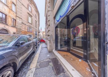 Edificio all\'aperto - Negozio Via di Pie' di Marmo
 
2, Roma - foto 29