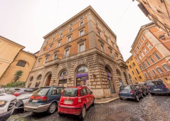 Edificio all\'aperto - Negozio Via di Pie' di Marmo
 
2, Roma - foto 30