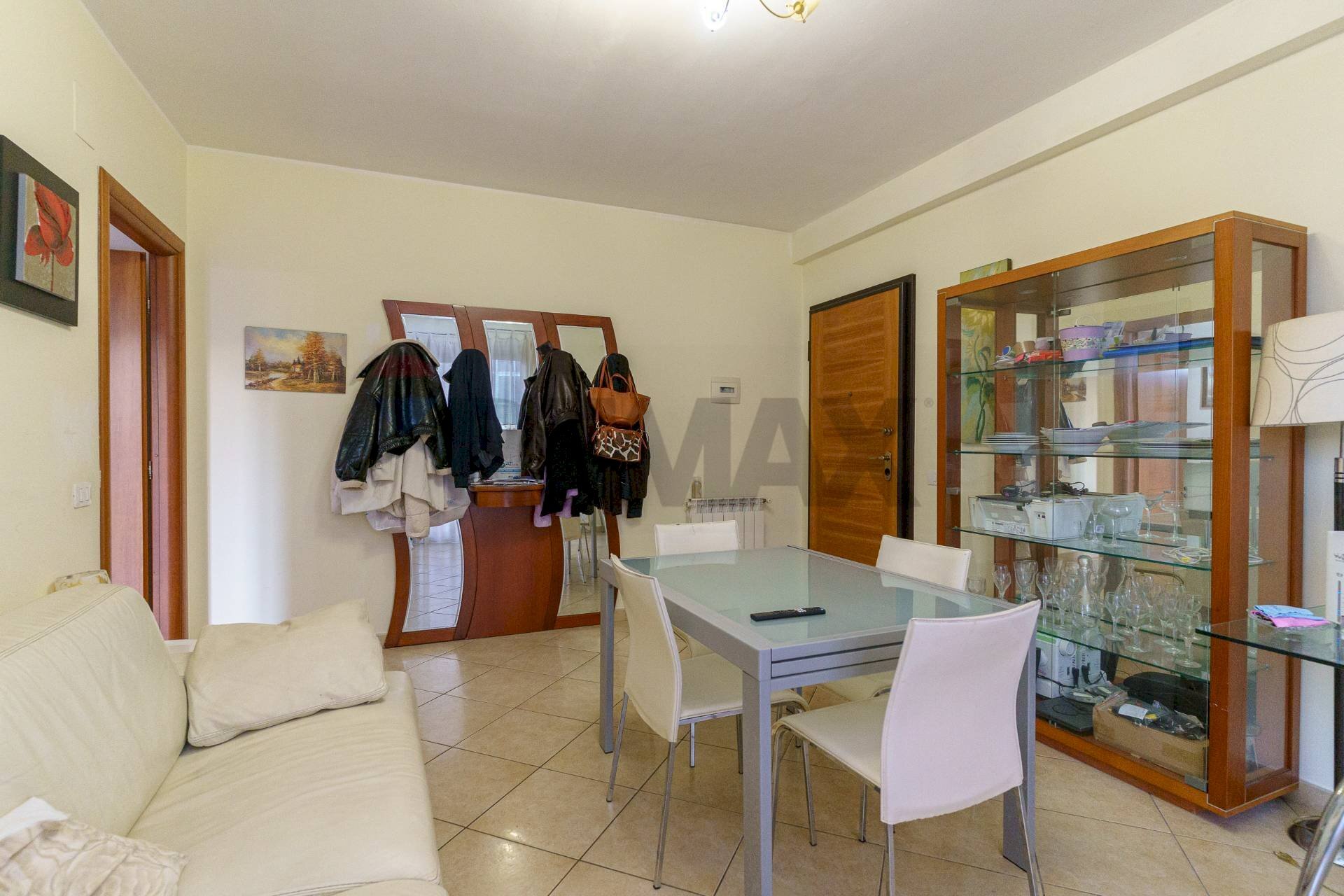 Sala da pranzo - Quadrilocale Via Maria Gianni
 
40, Catania - foto 3