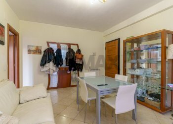 Sala da pranzo - Quadrilocale Via Maria Gianni
 
40, Catania - foto 3