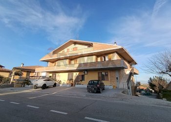 Edificio all\'aperto - Trilocale Via San Rocco
 
134, Giuliano Teatino - foto 1