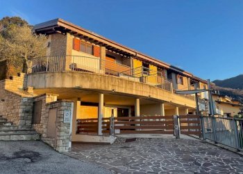 Facciata - Villa a Schiera via Filippo Lussana, Cenate Sopra - foto 2