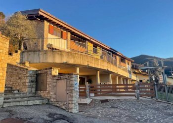 Facciata - Villa a Schiera via Filippo Lussana, Cenate Sopra - foto 4