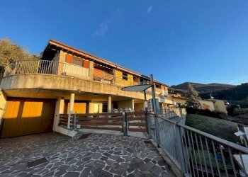 Facciata - Villa a Schiera via Filippo Lussana, Cenate Sopra - foto 8