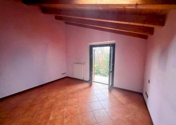 Camera da letto - Trilocale via Pravallo, 1, Lozza - foto 14