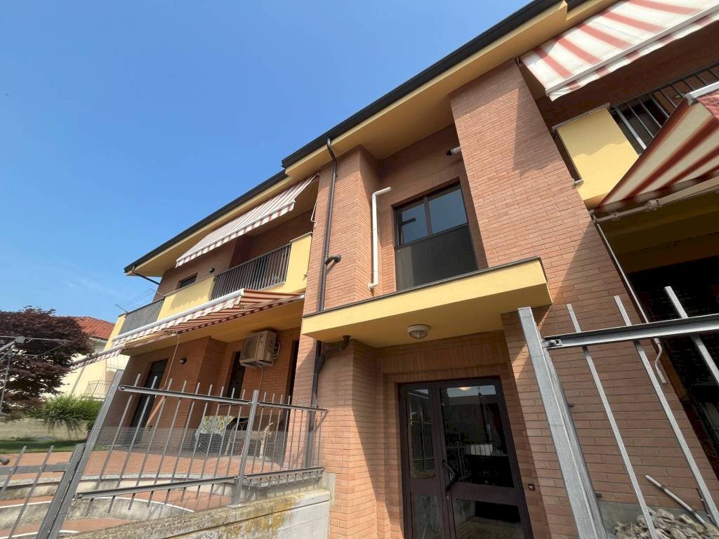 Facciata - Trilocale via Bricherasio, 14, Carmagnola - foto 1