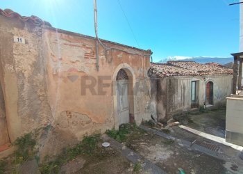Edificio all\'aperto - Casa indipendente via Cesare Battisti
 
13, Castiglione di Sicilia - foto 1