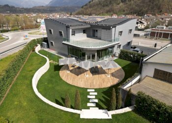 Casa all\'aperto - Locale Commerciale Via Venezia
 
21, Alpago - foto 1