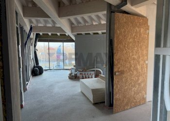 Camera / camera da letto - Locale Commerciale Via Venezia
 
21, Alpago - foto 22