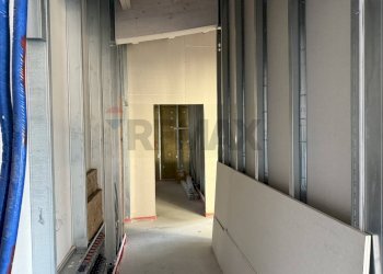 Hall / corridoio - Locale Commerciale Via Venezia
 
21, Alpago - foto 23