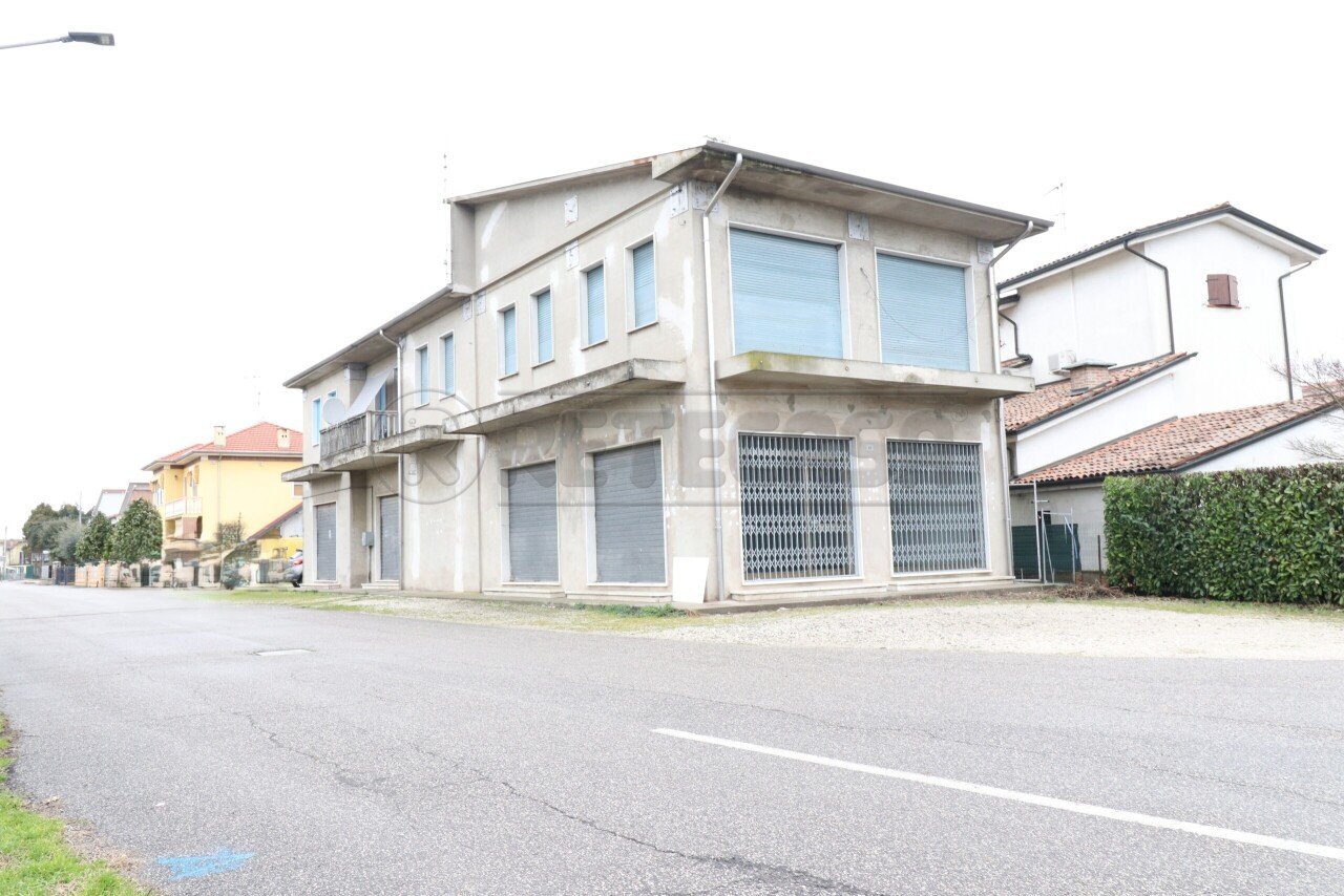 Esterno 1.JPG - Commercial Premises Via Guido Reni 2, Bondeno - photo 1