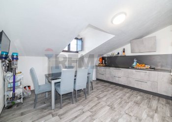 Sala da pranzo - Quadrilocale Via Antonio Vivaldi
 
27, Aci Sant'Antonio - foto 6