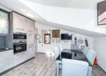 Sala da pranzo - Quadrilocale Via Antonio Vivaldi
 
27, Aci Sant'Antonio - foto 11