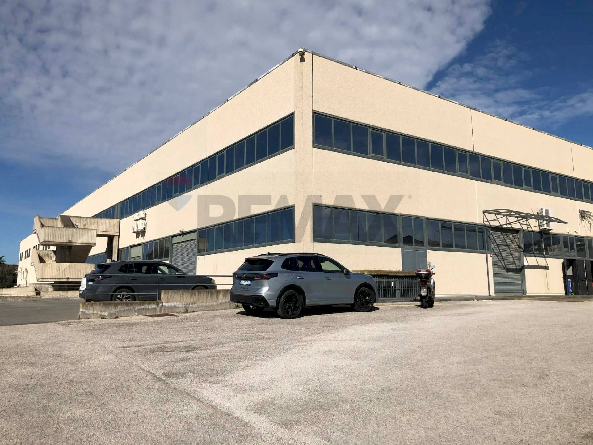 Edificio all\'aperto - Commercial Premises Via Leopoldo Franchetti
 
39, Misterbianco - photo 2