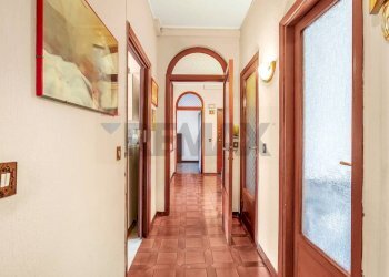 Hall / corridoio - Three-room apartment Piazzale Vincenzo Cuoco
 
4, Milano - photo 15
