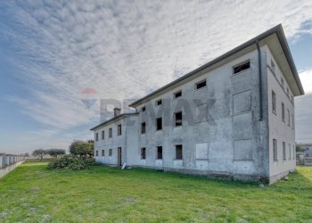 Edificio all\'aperto - Villa Via sega
1160, San Giorgio in Bosco - photo 10