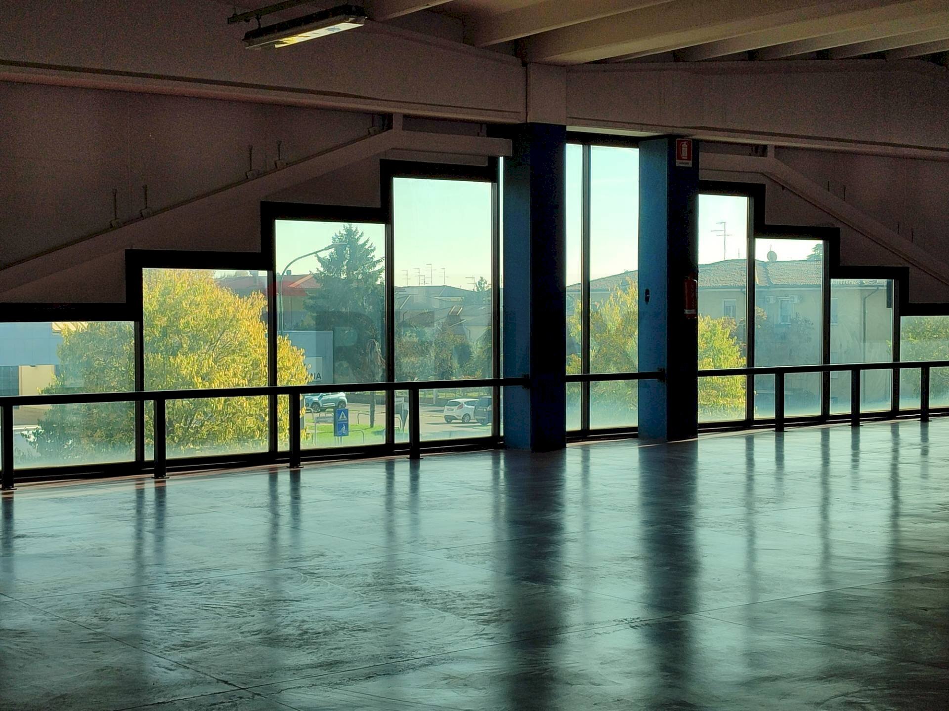 Stanza vuota - Commercial Premises Viale della Repubblica
 
2, Porto Mantovano - photo 1