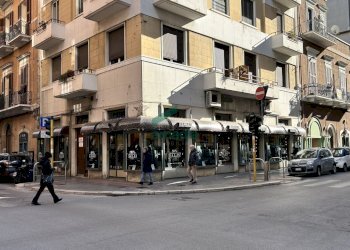 facciata - Locale Commerciale Via Dante Alighieri 22, Bari (zona Murat) - foto 4