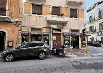 facciata - Locale Commerciale Via Dante Alighieri 22, Bari (zona Murat) - foto 6